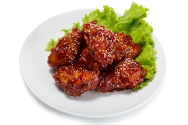 Bir baharatlı sos Tavuk parçalarını 