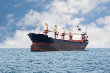 Kargo gemisi denizde yüzen Kuru