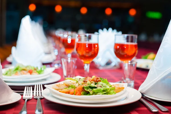 Mesa de banquete servida com óculos — Fotografia de Stock