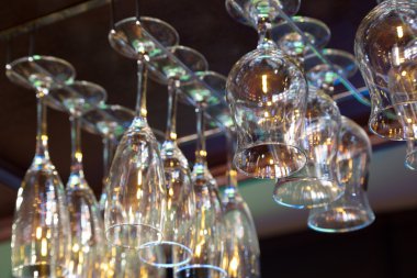 Şarap bardakları üstündeki çubuğu asılı raf 