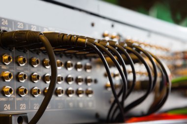 Ses karıştırıcı dahil konektörler