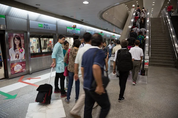 Stacji Bugis Mrt ludzi w Singapurze — Zdjęcie stockowe