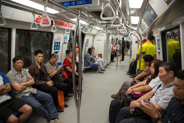 Junan matkustajat metro Singapore — kuvapankkivalokuva