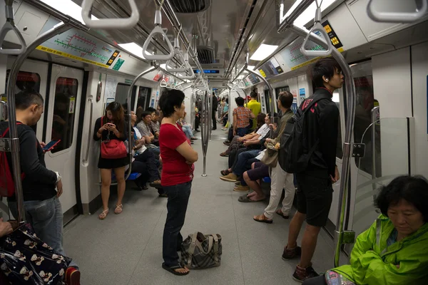 Pasajeros en tren MRT Singapur — Foto de Stock