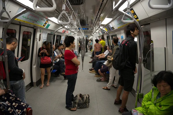 Junan matkustajat MRT Singapore — kuvapankkivalokuva