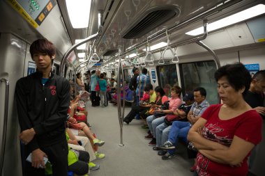 Yolcu treni metro Singapur 