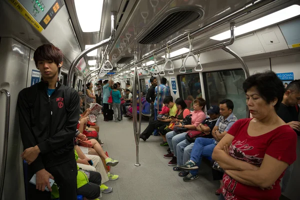 Utasok vasúti metróban Szingapúr — Stock Fotó