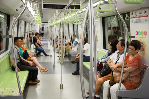 Passageiros viajando no metrô em Cingapura — Fotografia de Stock