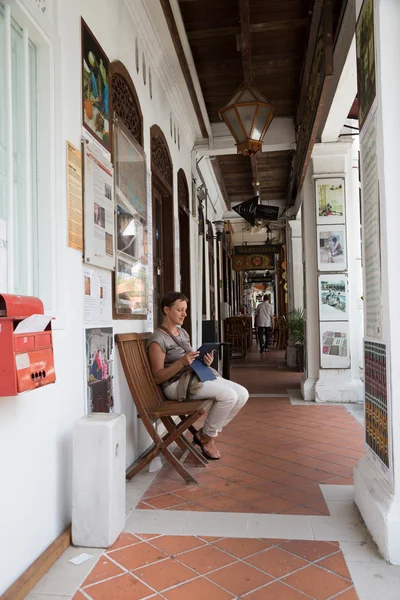 Caucasian woman in Kampong Glam — Stock Photo, Image