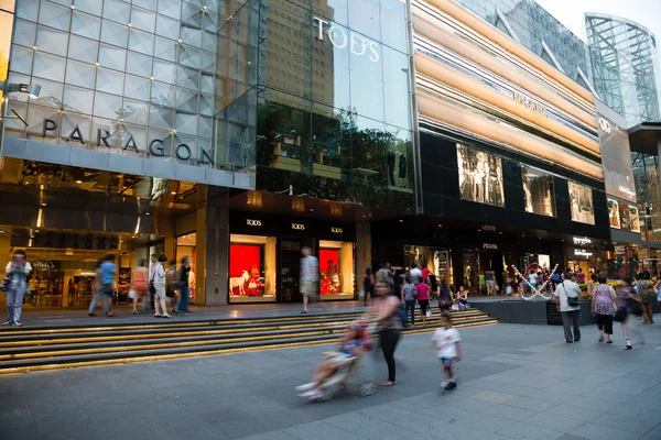 La gente cammina lungo la Orchard Road a Singapore — Foto Stock