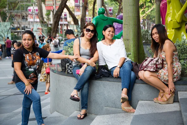 People relax at the ION Orchard in Singapore — Stok fotoğraf