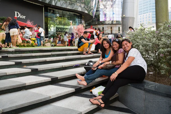 People relax at the ION Orchard in Singapore — Stock Photo, Image