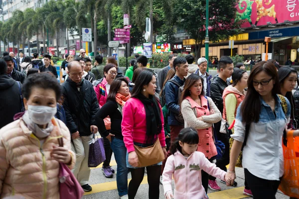 Oamenii merg pe o trecere pietonală în Hong Kong — Fotografie, imagine de stoc