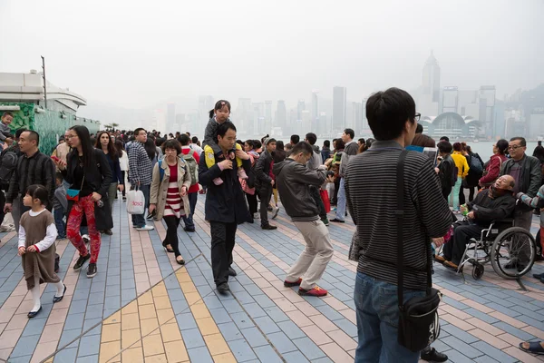 Mensen op de Avenue of Stars in Hong Kong — Stockfoto