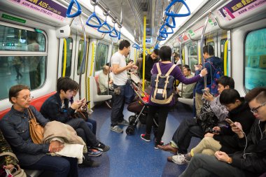 İnsanlar Hong Kong metro seyahat