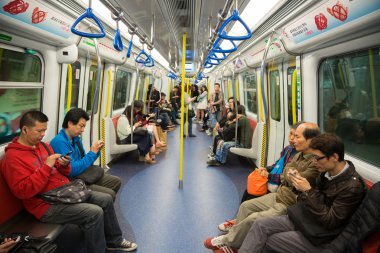İnsanlar Hong Kong metro seyahat