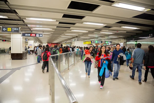 Pessoas na passagem subterrânea do metrô de Hong Kong — Fotografia de Stock