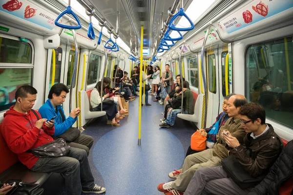 Emberek utazás a metróban, a Hong Kong-ban — Stock Fotó