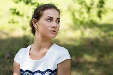 güzel kız bir yana görünüyor 