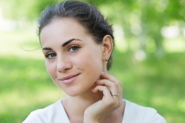 Güzel bir kızın portresi.