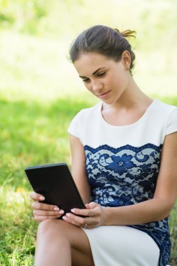 Kız açık havada bir tablet bilgisayar ile