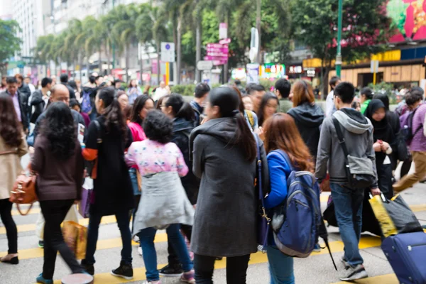Människor gå på upptagen Hong Kong — Stockfoto