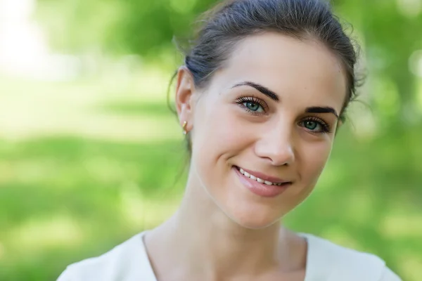 Mooi lachend meisje — Stockfoto