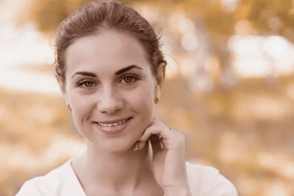 Beautiful smiling young brunette — Stock Photo, Image