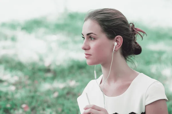 Девушка красивая брюнетка слушает музыку — стоковое фото