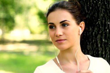 Kadın kulaklık ile akarsu müzik dinlemek