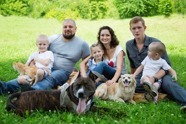 Famille heureuse avec chiens et chat — Photo