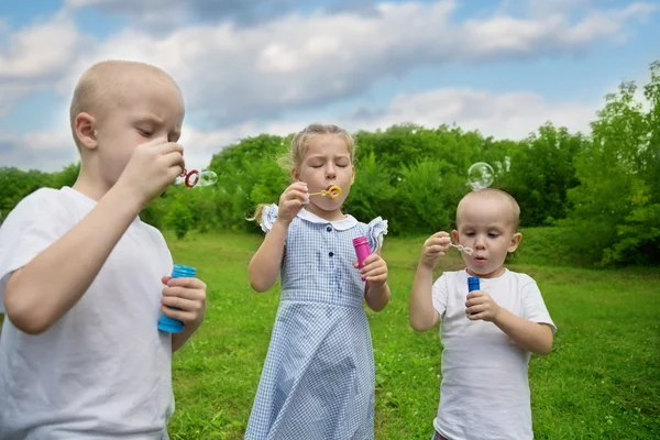 Bracia i siostry są zawyżone pęcherzyki — Zdjęcie stockowe