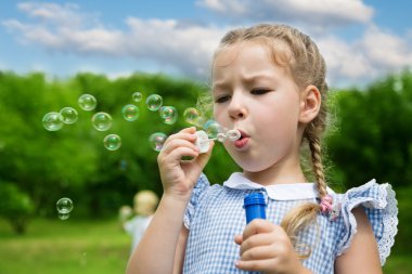 Sabun köpüğü üfleyen kız