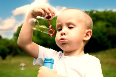 Küçük çocuk sabun köpüğü açılırsa