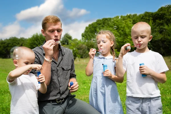 I fratelli maggiori e più giovani soffiano bolle di sapone — Foto Stock