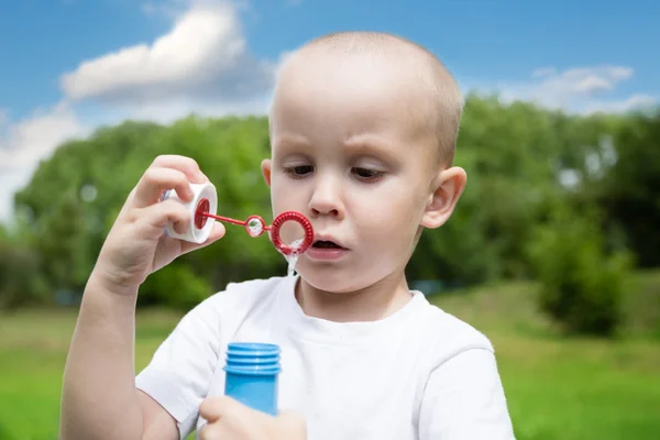 Kleine jongen blazen zeepbellen — Stockfoto