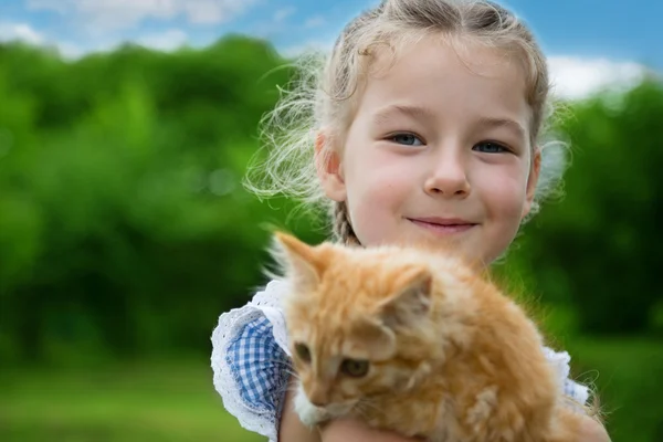Chica encantadora con un gatito rojo — Foto de Stock