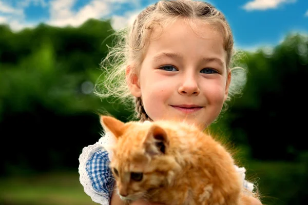 Мила дівчинка грає з кошеням — стокове фото