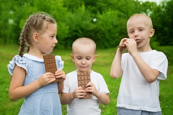 Niños felices comiendo chocolate —  Fotos de Stock