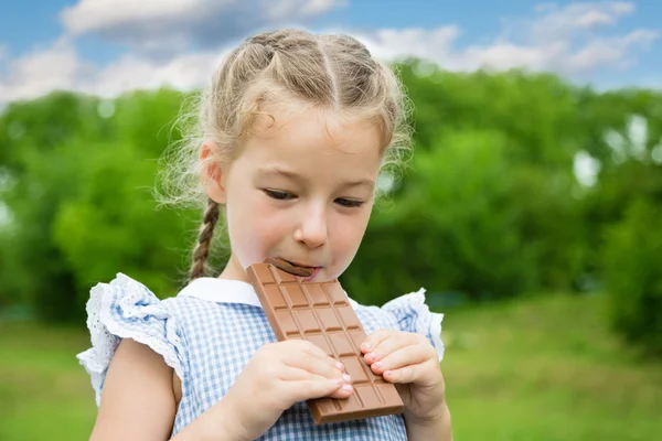 기쁨과 함께 어린 소녀는 초콜릿 — 스톡 사진