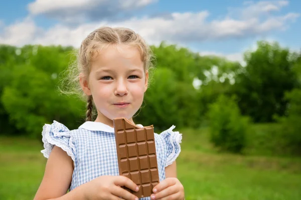 Petite fille avec plaisir est chocolat — Photo