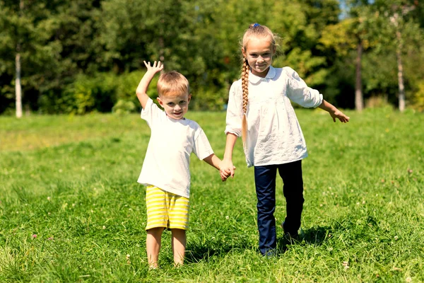 Bror och syster i parken — Stockfoto