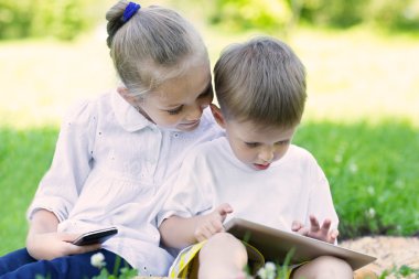 Bir tablet Pc ve smartphone kullanarak çocuk