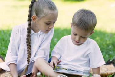 Mutlu Çocuklar çimlerde Tablet Pc kullanma