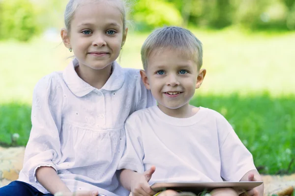 Los niños alegres usan una tableta pc —  Fotos de Stock