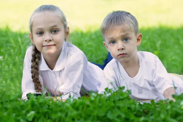 Bratr a sestra relaxační v parku — Stock fotografie