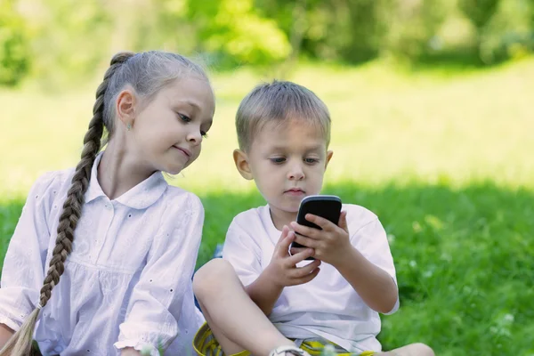 快乐的孩子们使用平板电脑和智能手机 — 图库照片