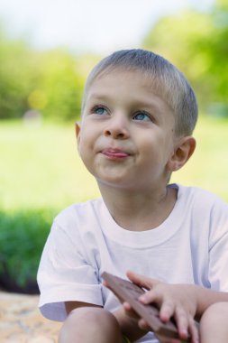 Çikolata ile küçük çocuk