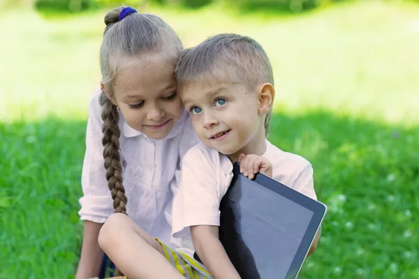 Bror och syster med hjälp av TabletPC — Stockfoto