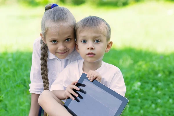 Bratr a sestra pomocí počítače tablet pc — Stock fotografie